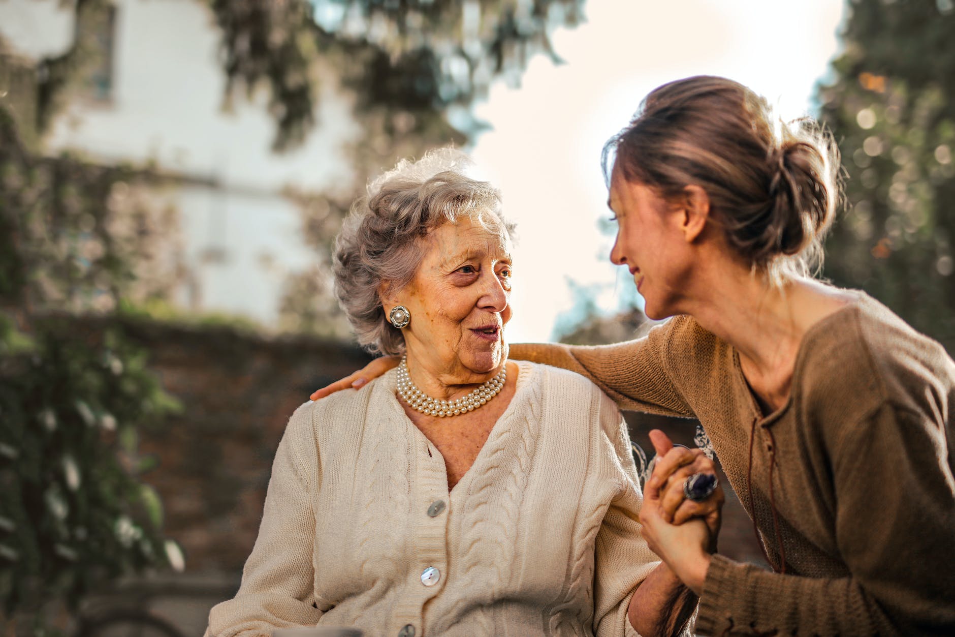 Read more about the article Pros and cons of an in-home caregiver